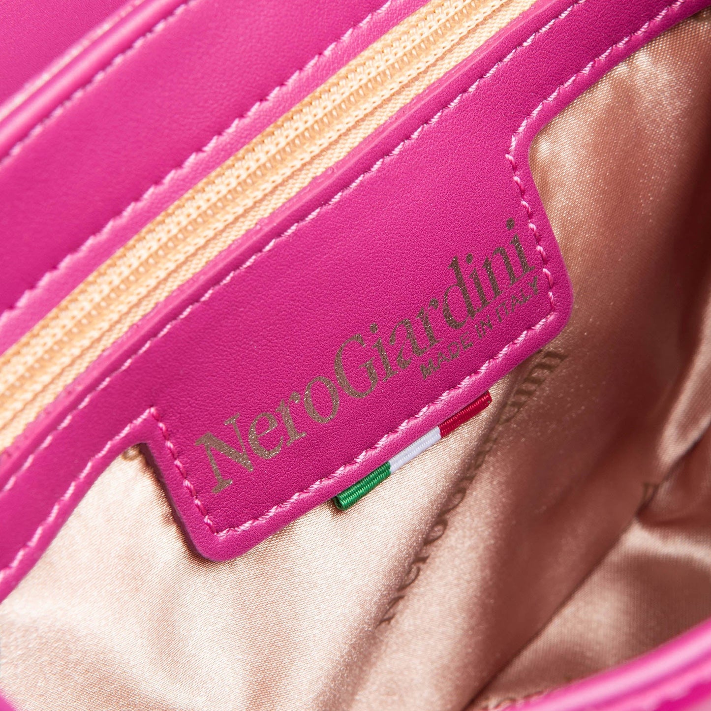 Borsa mini NeroGiardini vernice fucsia