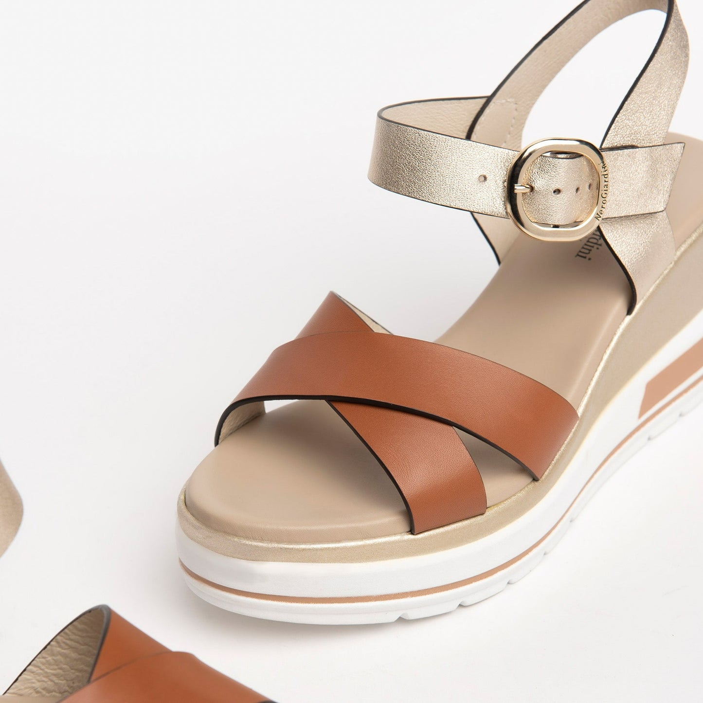Sandali NeroGiardini donna pelle cognac e oro zeppa