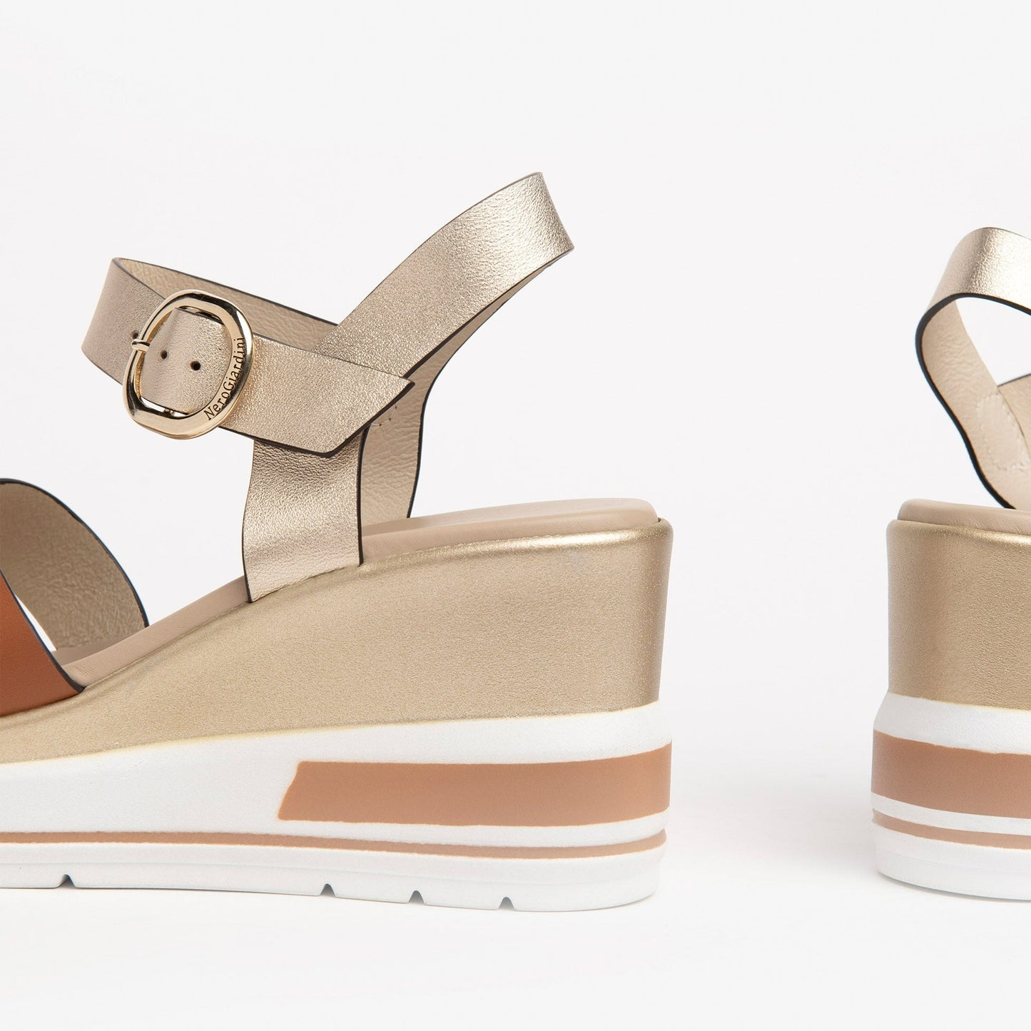 Sandali NeroGiardini donna pelle cognac e oro zeppa